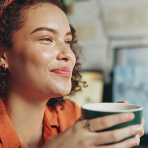 Femme Souriante Cafe