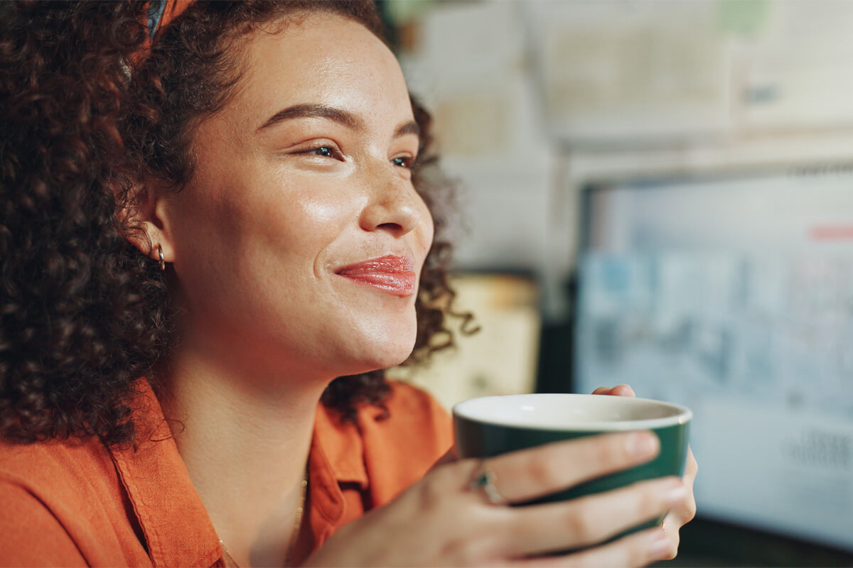 Femme Souriante Cafe