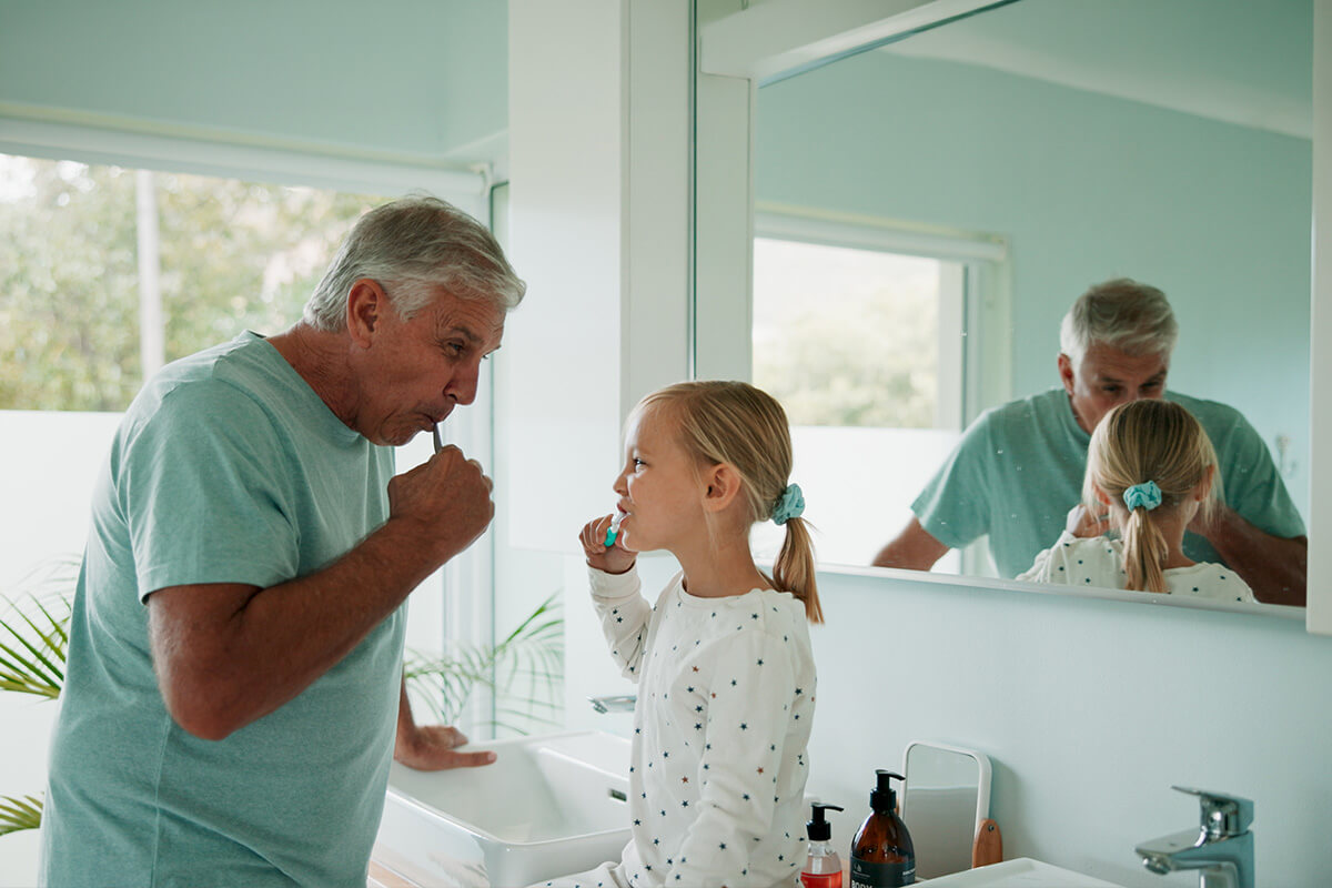 Papy Petite Fille Brossage Dents