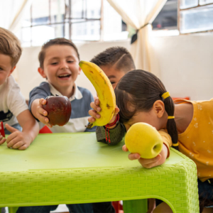 Partage Fruits Entre Enfants